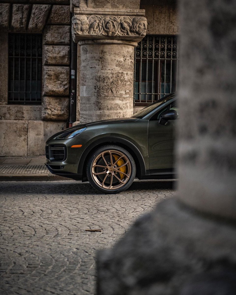 PlfFans's tweet photo. 🇩🇪 As always, we've focused on what's really important. To the point: A #PTS Oak Green Metallic (6OK) #CayenneTurboGT.
Photographed by @ScarfonePhoto.
#Porsche #PorscheCanada #PorscheExclusiveManufaktur #Sonderwunsch #CayenneTurboGTCoupe #TurboGT #ShapedByPerformance #SUV https://t.co/gvnQuSco6v