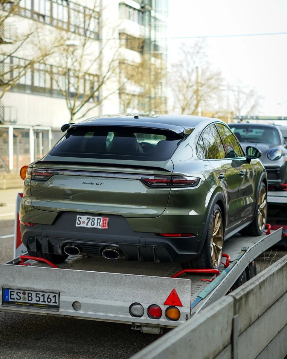 PlfFans's tweet photo. 🇩🇪 As always, we've focused on what's really important. To the point: A #PTS Oak Green Metallic (6OK) #CayenneTurboGT.
Photographed by @ScarfonePhoto.
#Porsche #PorscheCanada #PorscheExclusiveManufaktur #Sonderwunsch #CayenneTurboGTCoupe #TurboGT #ShapedByPerformance #SUV https://t.co/gvnQuSco6v