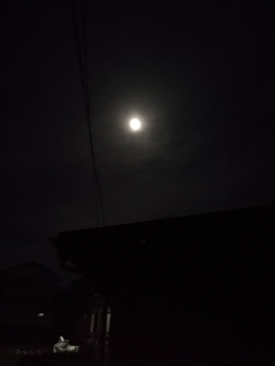 dera525's tweet photo. 今日は月がキレイ。メガネをかけて月を見上げると、十字に切ったような光の筋が見える。光の屈折のせいかな。不思議だな〜。スマホのカメラではうつらないけど。 https://t.co/zlYiBwsgxZ