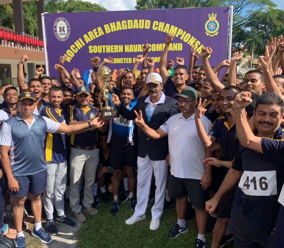 DefencePROkochi's tweet photo. #ASW & #DivingSchool team won the competition, while #INSVenduruthy& #NDSchool team took the Runner-up position.
The coveted "GodavariTrophy" for the year 2021-22 was awarded to the combined team of #SignalSchool & #FirstTrainingSquadron.(2/2)
#FitnessForemost
#Training https://t.co/gUmFZHbK5e