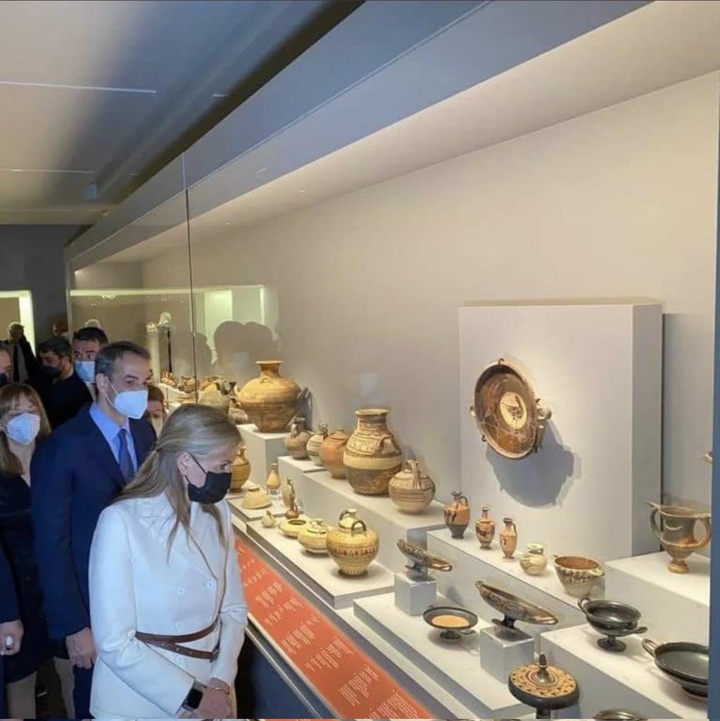 tou_diaolou's tweet image. Αν ο πατέρας μου ήταν αρχαιοκάπηλος, όχι τέτοια φωτο δεν θα έβγαζα, στο λαγούμι που βρήκε τα αρχαία θα έμπαινα, για να μη με βλέπουν. Αλλά ο Μητσοτάκης δεν είναι μαλακας, αναισχυντος είναι. Δεν έχει ντροπή