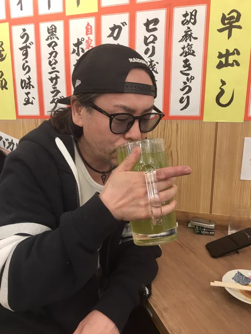 射駒のアニキがメガ緑茶ハイを3リットルも飲んでます:(;゛゜'ω゜'): 