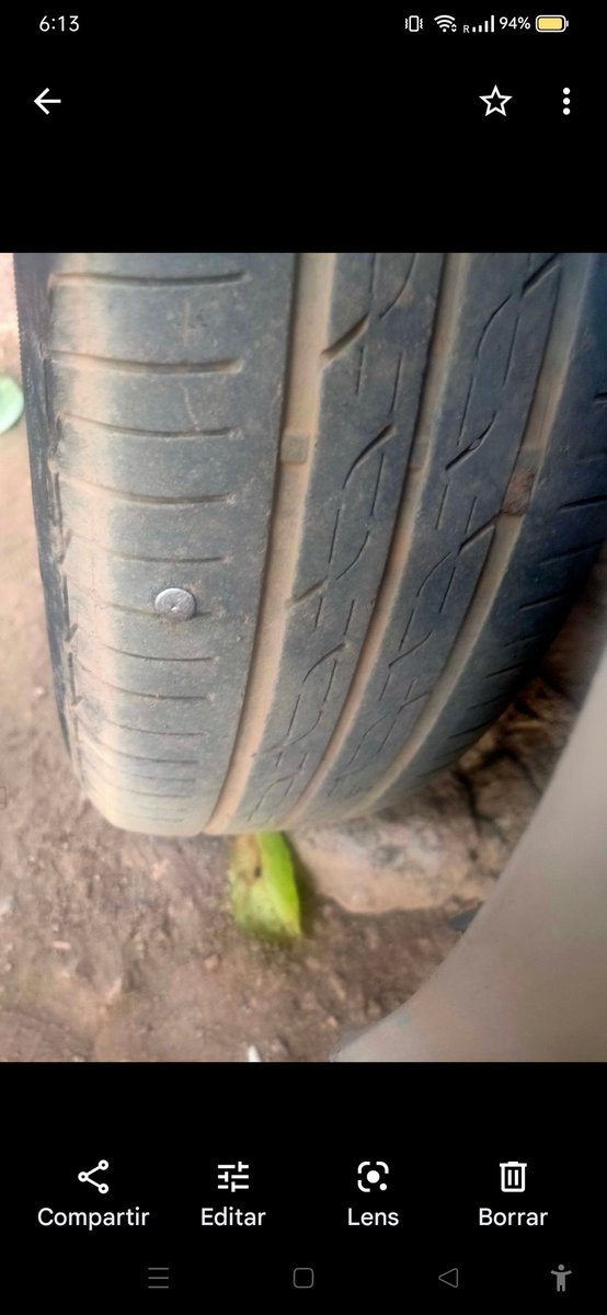 YonarquiM's tweet photo. 3 veces a la semana a la vulcanizadora,un dolor de cabeza, el señor que reparaba me dijo dra esos se los ponen es demasiada coincidencia los mismos clavos nuevos en la llanta del lado derecho.Adivinen quien los ponía? Tuve que cerrar con zinc mi casa, no lleve más el carro https://t.co/AJnlJzDrn6