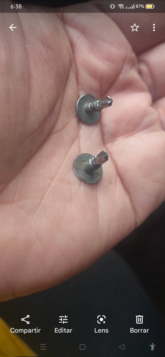 YonarquiM's tweet photo. 3 veces a la semana a la vulcanizadora,un dolor de cabeza, el señor que reparaba me dijo dra esos se los ponen es demasiada coincidencia los mismos clavos nuevos en la llanta del lado derecho.Adivinen quien los ponía? Tuve que cerrar con zinc mi casa, no lleve más el carro https://t.co/AJnlJzDrn6