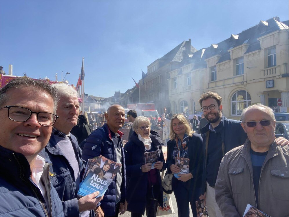 EnMarche50's tweet photo. #Granville Les marcheurs mobilisés ce matin sur le marché, avec le député @sorre_depute pour écouter, expliquer le programme d’Emmanuel #Macron et ce qui nous oppose aux propositions de l’extrême droite 🇪🇺🇫🇷 https://t.co/EdF9whCiXe