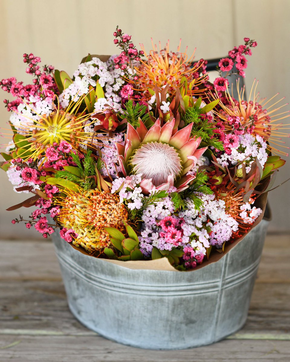 Easter Ready! We’ll be at the Old Town Temecula Farmers’ Market this morning from 8:00am – 12:30pm. There will be a bounty of beautiful Easter bouquets, plants + more. Hope to see you soon! 🌷🐇🌸 #protea #bringnaturehome #slowsimpleseasonal #suportlocal #cagrown