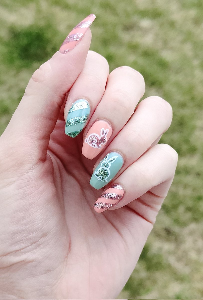 nodleeee's tweet photo. The frosted metals also serve well as spring polishes I think. Freehand bunnies because they were my favorite animal as a child. 
#mintmoney #fakedate
#holotacospring2022 @holotaco @nailogical https://t.co/ioGHdE2Nx4