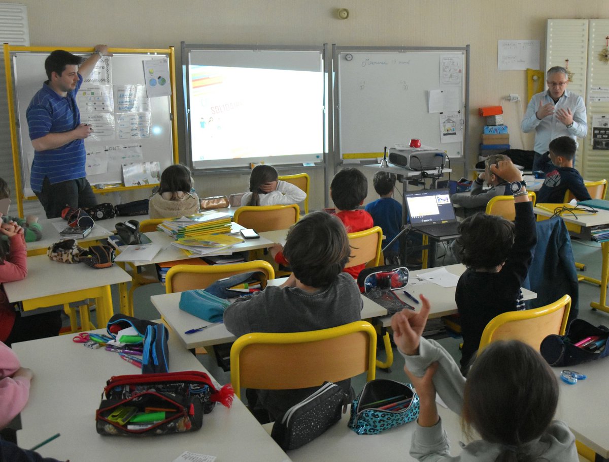 ManentenaF's tweet photo. #COURSE #SOLIDAIRE
Cette semaine, Gilles et Julien se sont rendus à l’école Saint-Exupéry de Balma. Retour sur la #rencontre avec les 230 élèves des 9 classes, du #CP au #CM2 et la présentation du #projet Akany Avoko. 
https://t.co/Zsqxfc4loM

#Madagascar #Photovoltaïque #Solaire https://t.co/nNfKziajPk