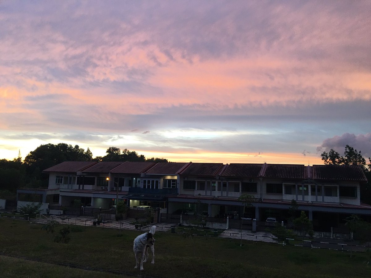 chaisimpor's tweet photo. the view that I will missed, for many years to come.
#lifeinbintulu #sunset https://t.co/nLc3ONvtbh
