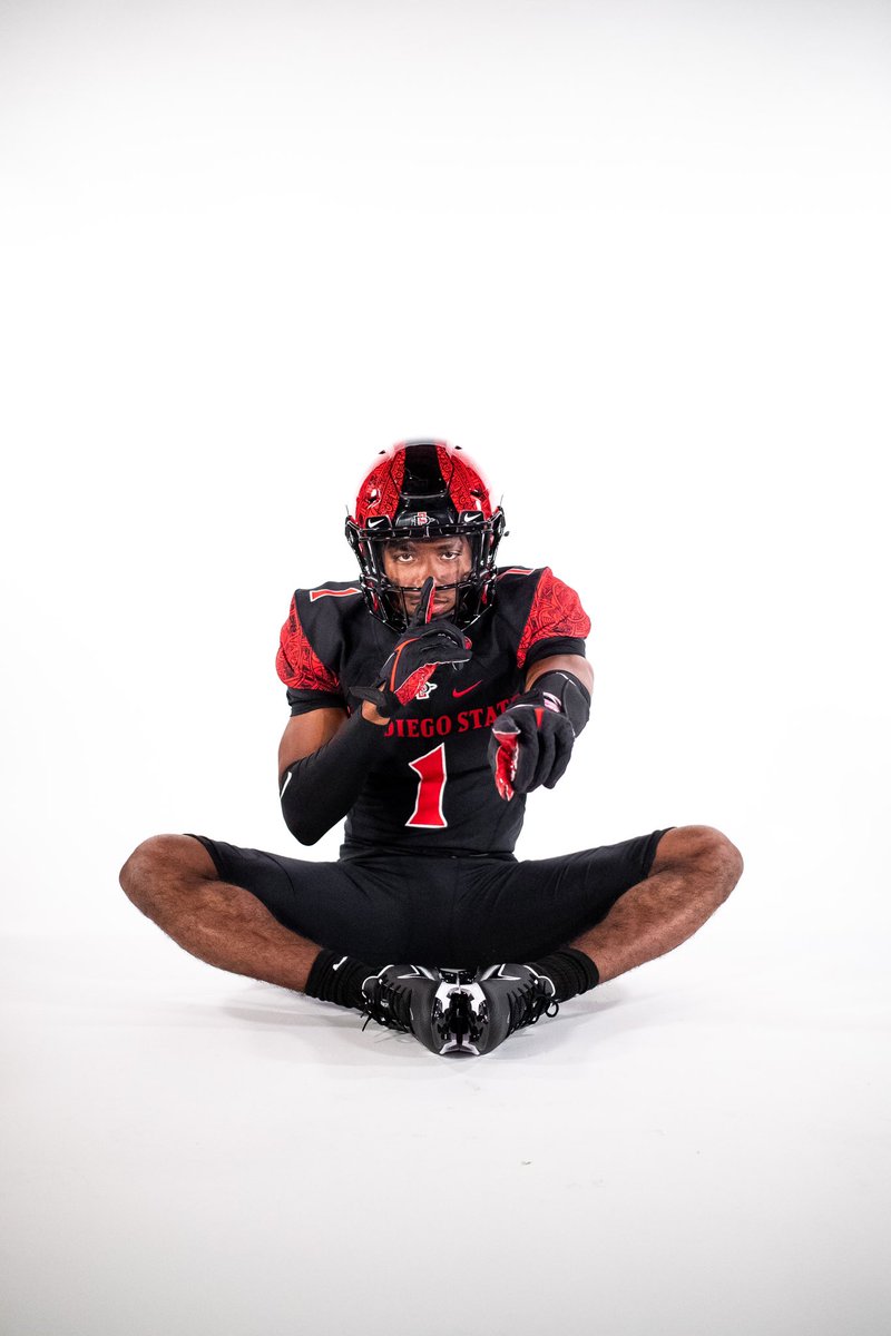 Leroy_bryant2's tweet photo. San Diego what it do?!🏝 #GoAztecs @CoachSumlerSDSU @KHOKE23 @Matt_Razzano @adamgorney @MohrRecruiting @CoachTTMP @CoachMylesKing @BrandonHuffman https://t.co/UW6jvA1bdJ