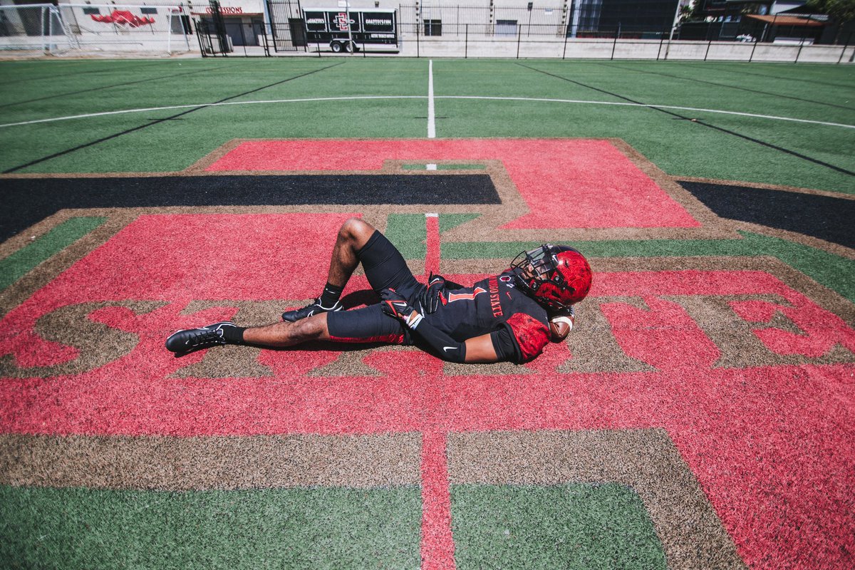 Leroy_bryant2's tweet photo. San Diego what it do?!🏝 #GoAztecs @CoachSumlerSDSU @KHOKE23 @Matt_Razzano @adamgorney @MohrRecruiting @CoachTTMP @CoachMylesKing @BrandonHuffman https://t.co/UW6jvA1bdJ