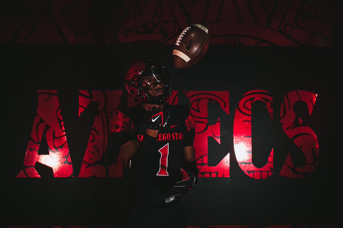 Leroy_bryant2's tweet photo. San Diego what it do?!🏝 #GoAztecs @CoachSumlerSDSU @KHOKE23 @Matt_Razzano @adamgorney @MohrRecruiting @CoachTTMP @CoachMylesKing @BrandonHuffman https://t.co/UW6jvA1bdJ