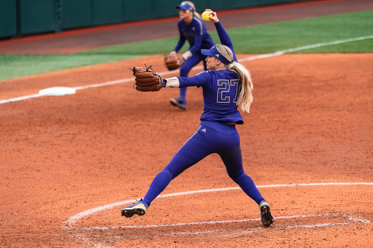 Washington junior pitcher Kelley Lynch had a career-best 15 K's Friday in a win over Oregon State, little over 10 years after her father passed from cancer... here's the story. bit.ly/3uLM7Lj