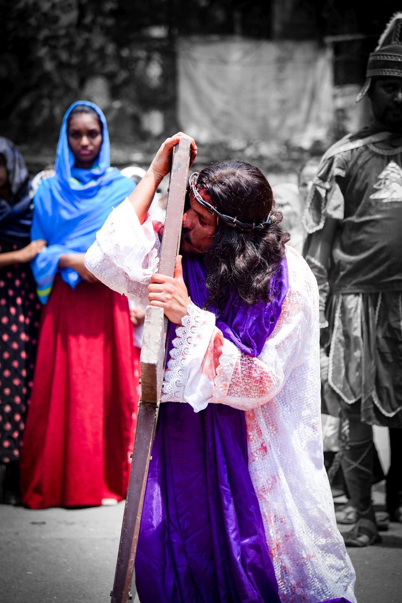WalterrFarnande's tweet photo. When I Fall, My Cross Raises Me Up.
Where our strength runs out, God’s strength begins.
#Matunga 05th Live Station of the Cross
#Livewayofthecross
#LordJesusChrist
Walterr Barbara Farnandess https://t.co/KTDj2Y7YNa