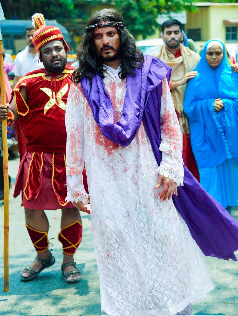 WalterrFarnande's tweet photo. When I Fall, My Cross Raises Me Up.
Where our strength runs out, God’s strength begins.
#Matunga 05th Live Station of the Cross
#Livewayofthecross
#LordJesusChrist
Walterr Barbara Farnandess https://t.co/KTDj2Y7YNa