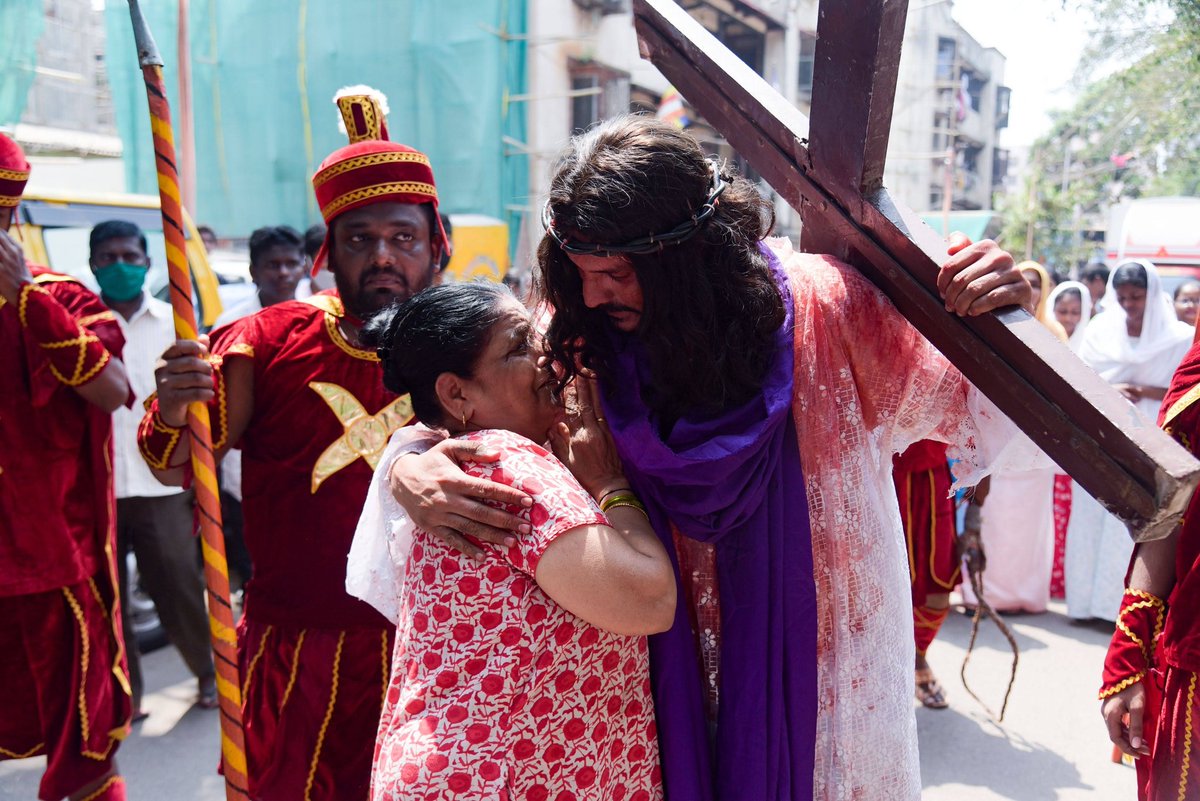 WalterrFarnande's tweet photo. When I Fall, My Cross Raises Me Up.
Where our strength runs out, God’s strength begins.
#Matunga 05th Live Station of the Cross
#Livewayofthecross
#LordJesusChrist
Walterr Barbara Farnandess https://t.co/KTDj2Y7YNa