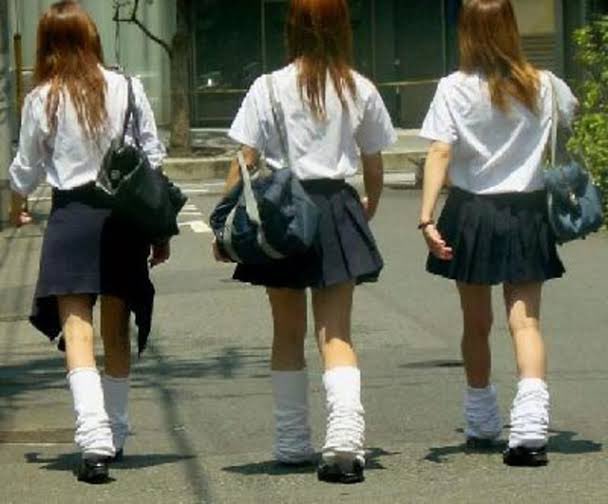 KichiBob's tweet photo. In the 1990s, "loose socks" became popular among high school girls (ages 15 to 18).
This trend ended in 2000, but for some reason, from last year, loose socks are becoming popular among high school girls.

I don't know what high school girls think!

#ガルパン https://t.co/2KL0lLQ8wV