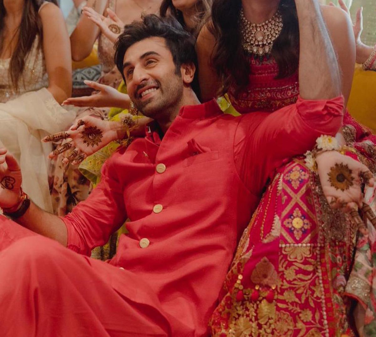 _bazziinga's tweet photo. Alexa plz play

 husan-e-jaana ki tareef mumkin nahi ❤️♥️ https://t.co/ZFKl1AF8PW