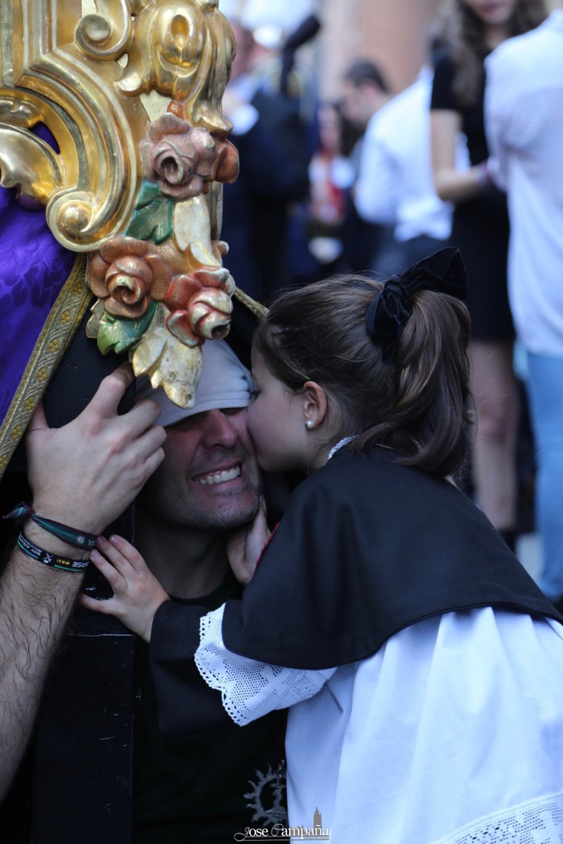 JoseCampanaF's tweet photo. No es la carne y la sangre, sino el corazón, lo que nos hace padres e hijos.

#SueñaSevilla #SSantaSevilla22 https://t.co/gZuIsJ17b4