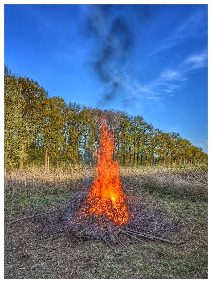 DRKGrefrath's tweet photo. Die 🔥 #Osterfeuer-Tradition des #DRK #Grefrath wird heute nach zwei Jahren Corona-Pause wiederbelebt. Wir freuen uns sehr und wünschen frohe Ostern! https://t.co/UJftKE7ZnB