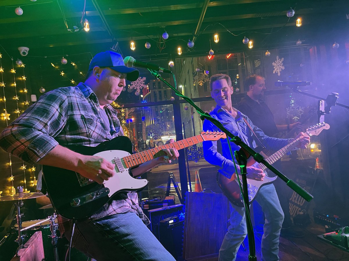 DouglasRiley302's tweet photo. Make it a “Big Saturday”at Big Machine Brewery &amp; Distillery in Downtown Nashville tonight, Saturday, April 16th from 10pm-Close! Please join us for some great live music😁🍺🎸🥃
#DouglasRileyMusic #DouglasRiley #HomeBar #nashville #livemusic #originalmusic #bigmachinedistillery https://t.co/CbWgx5N8jl