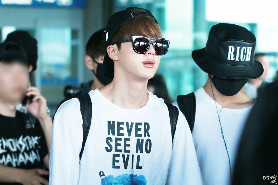 _Timeto_JIN's tweet photo. 150607 입국 석진

#JIN #진 #석진 #김석진 #방탄소년단 @BTS_twt https://t.co/z5EM8ZvjUu