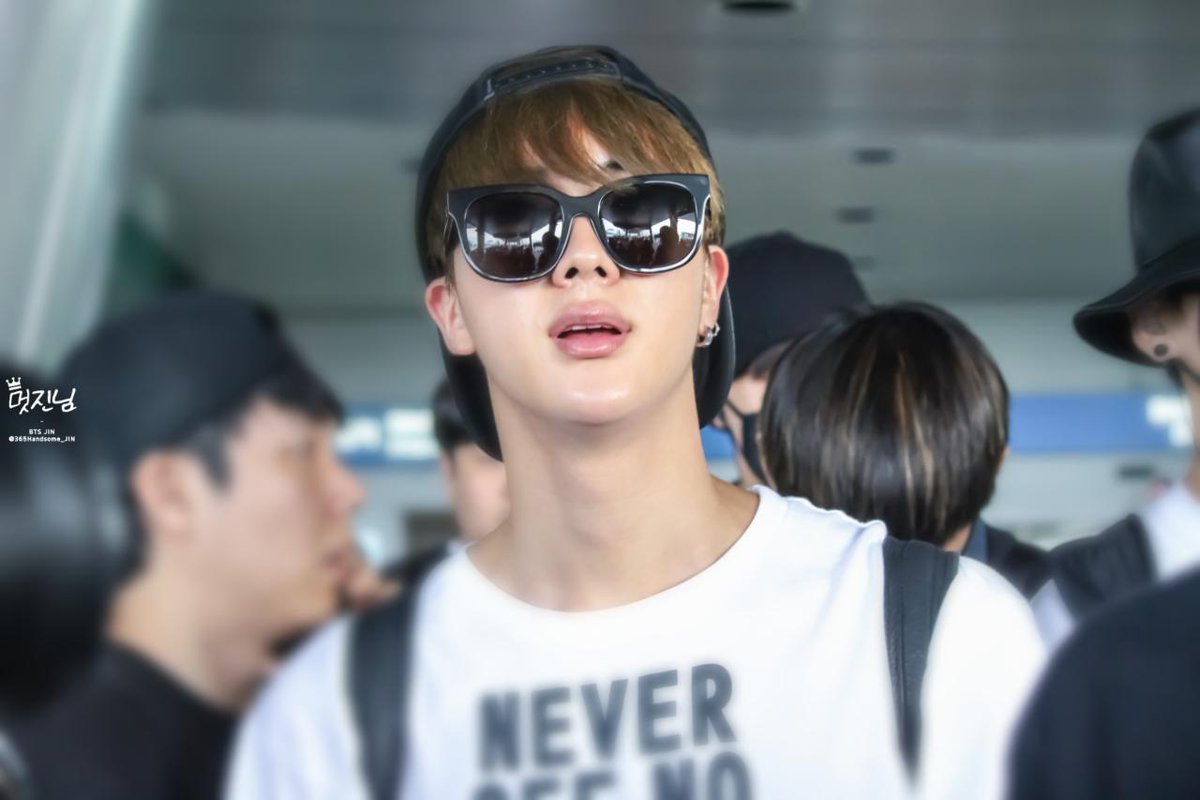_Timeto_JIN's tweet photo. 150607 입국 석진

#JIN #진 #석진 #김석진 #방탄소년단 @BTS_twt https://t.co/z5EM8ZvjUu