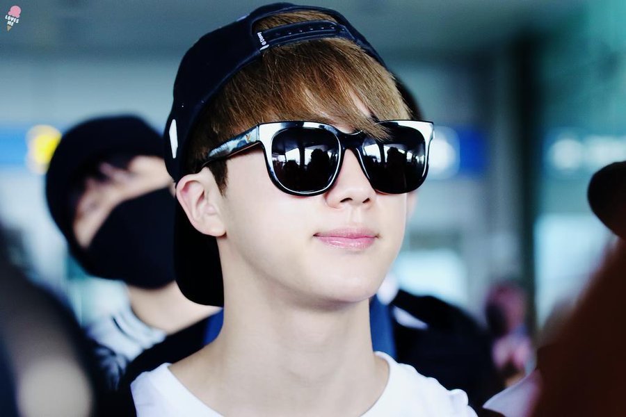 _Timeto_JIN's tweet photo. 150607 입국 석진

#JIN #진 #석진 #김석진 #방탄소년단 @BTS_twt https://t.co/z5EM8ZvjUu