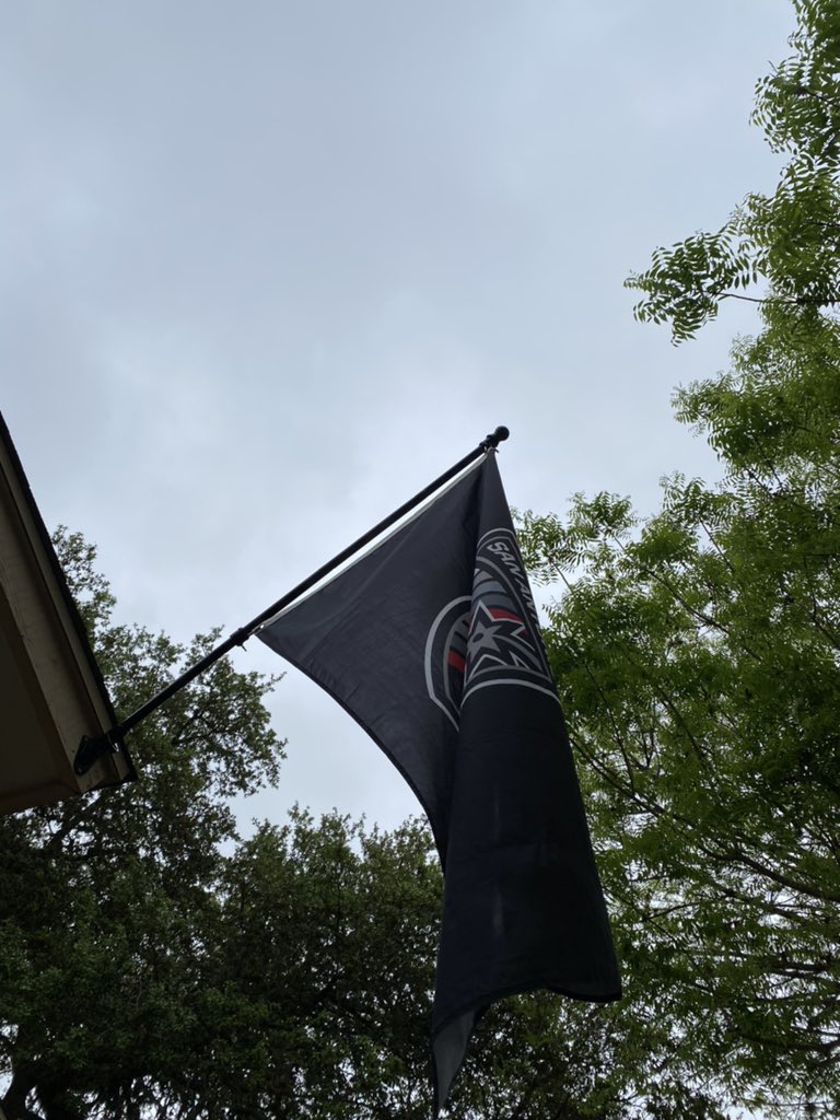 R0yceTheV0ice's tweet photo. It’s a @sanantoniofc game day, the first @copatejas match of 2022! Let’s see those #FlagsUp! #SAFCFlagsUp #Defend210 #VivaSAFC #LosGatosBlancos https://t.co/DZu6RXbBWw