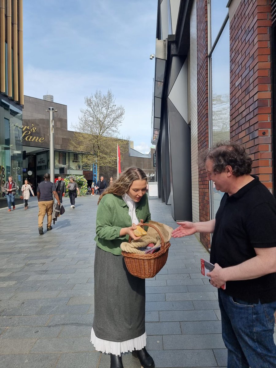 JohnnieMaguire's tweet photo. "Sir I assure you there is no chalk in my penny loaves!" @Liverpool_ONE
with @samwalton91
#heritagewalkingtours #walkingtour #Streettheatre #outdoortheatre #artsgroupie #victorianliverpool #alternativeeaster
https://t.co/ujInJjJIlz https://t.co/Zm1ipwG4Nq