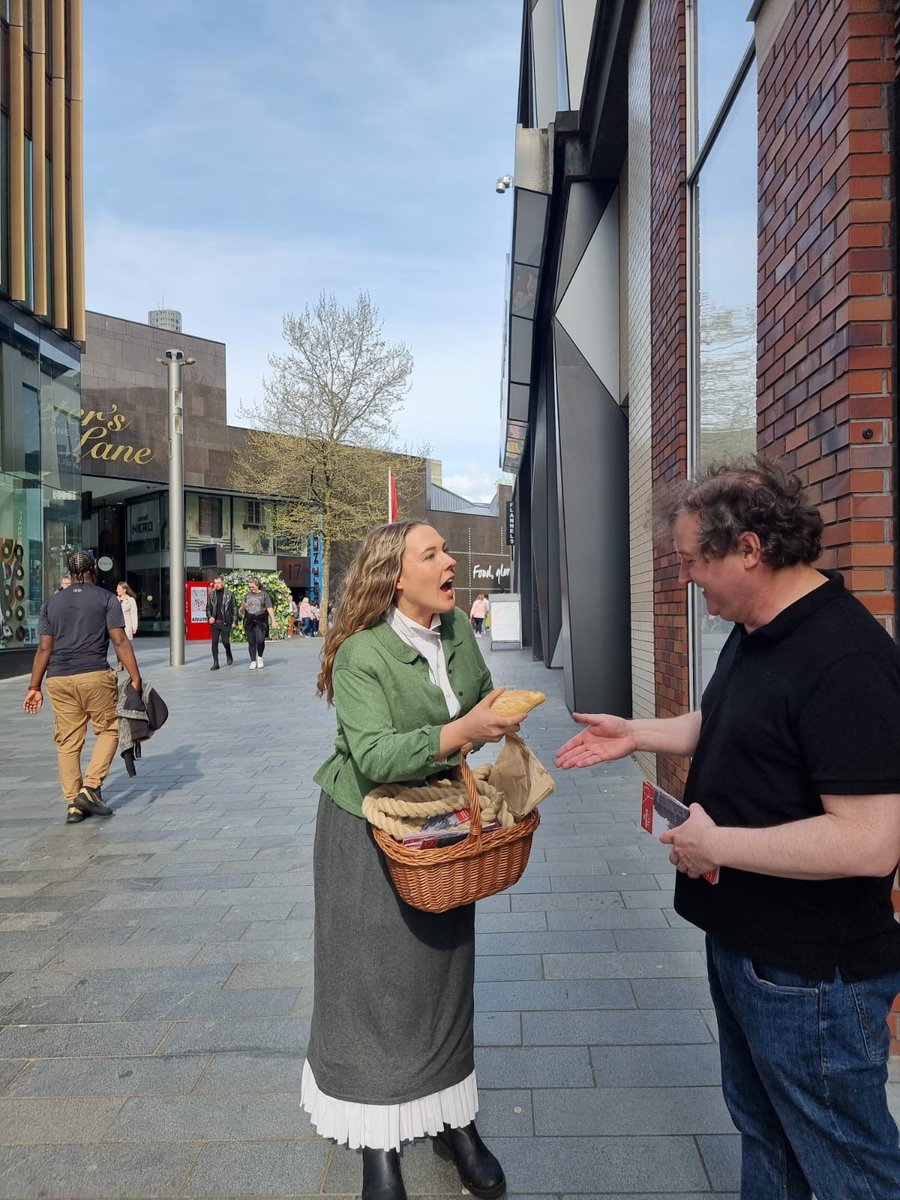 JohnnieMaguire's tweet photo. "Sir I assure you there is no chalk in my penny loaves!" @Liverpool_ONE
with @samwalton91
#heritagewalkingtours #walkingtour #Streettheatre #outdoortheatre #artsgroupie #victorianliverpool #alternativeeaster
https://t.co/ujInJjJIlz https://t.co/Zm1ipwG4Nq