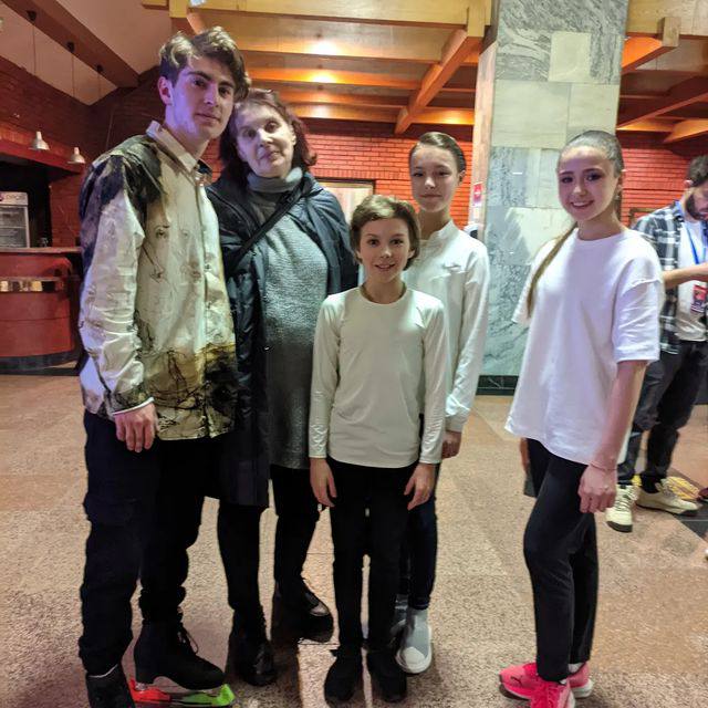 SSkatingGifts's tweet photo. Mark, Alena, Anna, Kolya &amp; Kamila
🤗💝����♥️💙🌹😍

#markkondratiuk
#kamilavalieva
#annascherbakova
#annasherbakova
#figureskating 
#patinajeartistico 
#worldfigure 
#worldfigureskating
#teamtutberidze 
#eteritutberidze https://t.co/rcBAxRSgo8