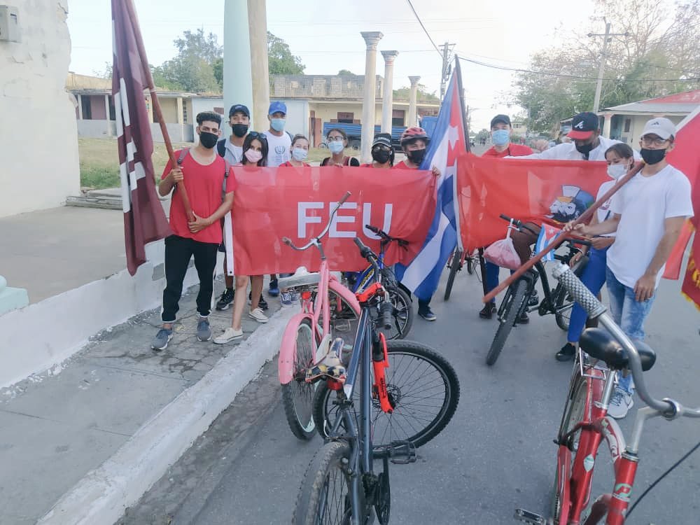 FEUUJMO's tweet photo. Bicicletada historica 🚴🏻‍♂️ celebrando los 100 años de la #FEU , en un marco de la Victoria de playa Girón y la proclamación de carácter socialista de nuestra nación ... https://t.co/o1SqiVfsAg