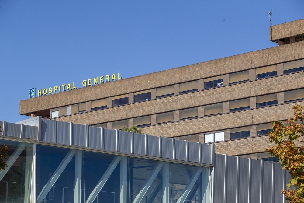 Symonboss's tweet photo. Tras 37 días, mi padre ha salido de la REA. Una vez más ha mostrado su fortaleza.
Quiero felicitar públicamente al equipo de la REA/UCI del Hospital G. de Albacete. Un equipo sanitario de grandes profesionales, con una inmensa humanidad.
Somos afortunados de tenerles. Gracias. https://t.co/P0eCFvu2yV