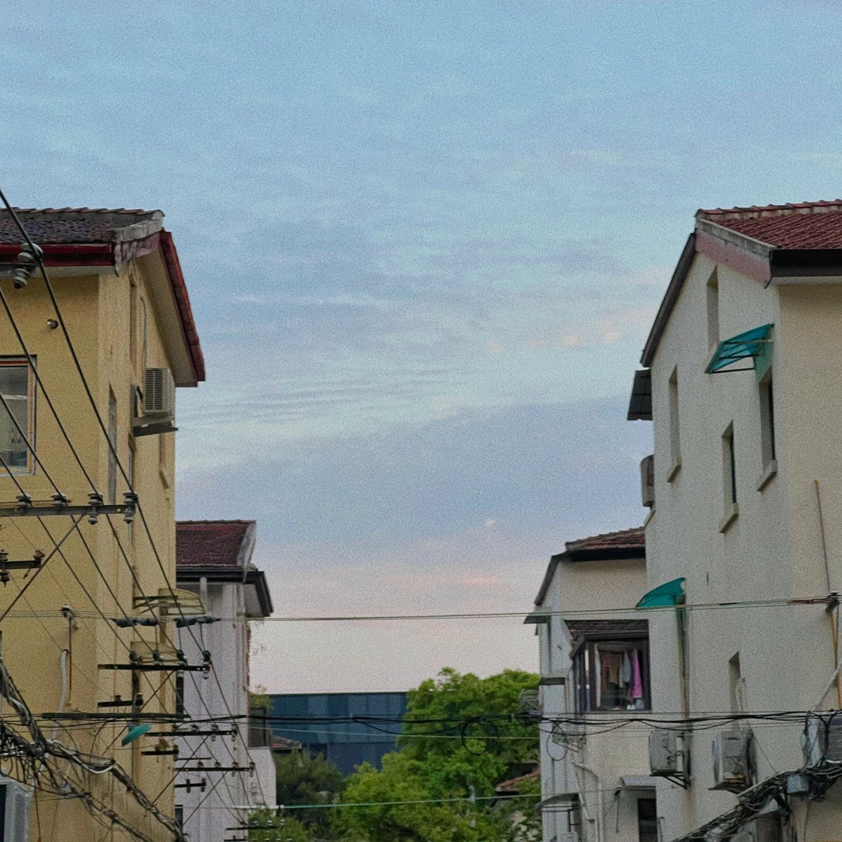 Yunli_Wan's tweet photo. ☁️☕️🍰🌕 https://t.co/mSSyJPjNZj