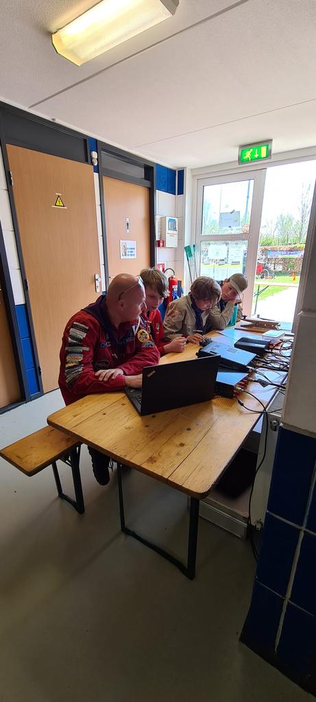 TeCoHit's tweet photo. Ook is er de workshop #computertechniek #MorseSeinen #Solderen en #AntenneMaken super leuk! En wat is het heerlijk weer! https://t.co/ZnlDrX28zx