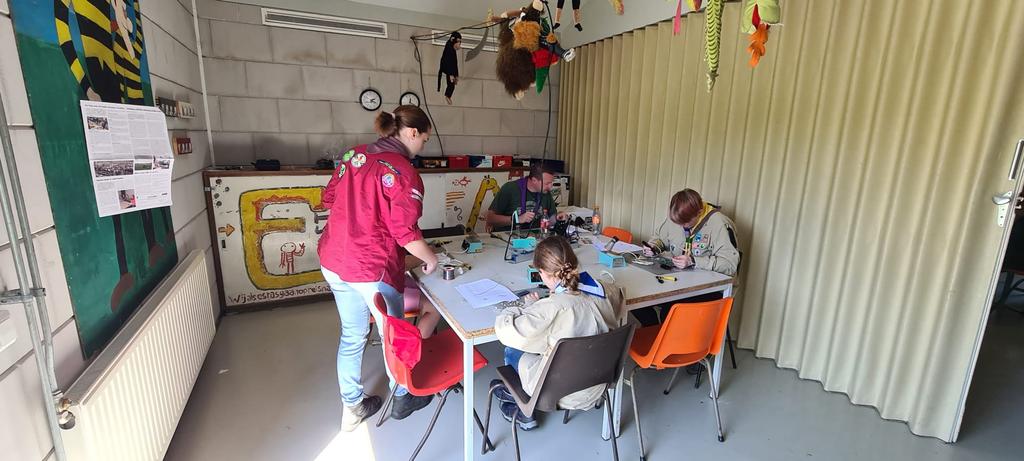 TeCoHit's tweet photo. Ook is er de workshop #computertechniek #MorseSeinen #Solderen en #AntenneMaken super leuk! En wat is het heerlijk weer! https://t.co/ZnlDrX28zx
