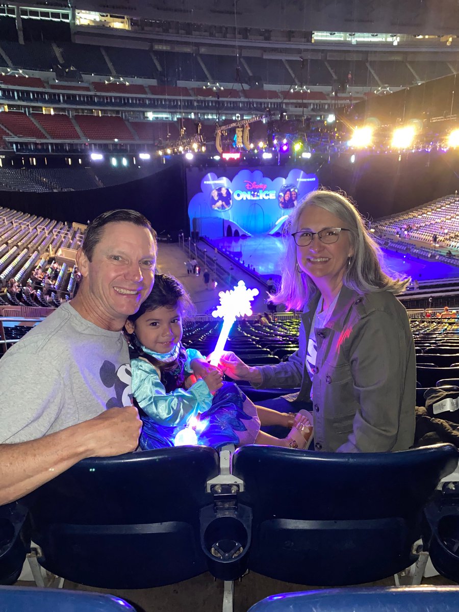 bigbearstrauss's tweet photo. #disneyonice https://t.co/ehUQZmmW9I