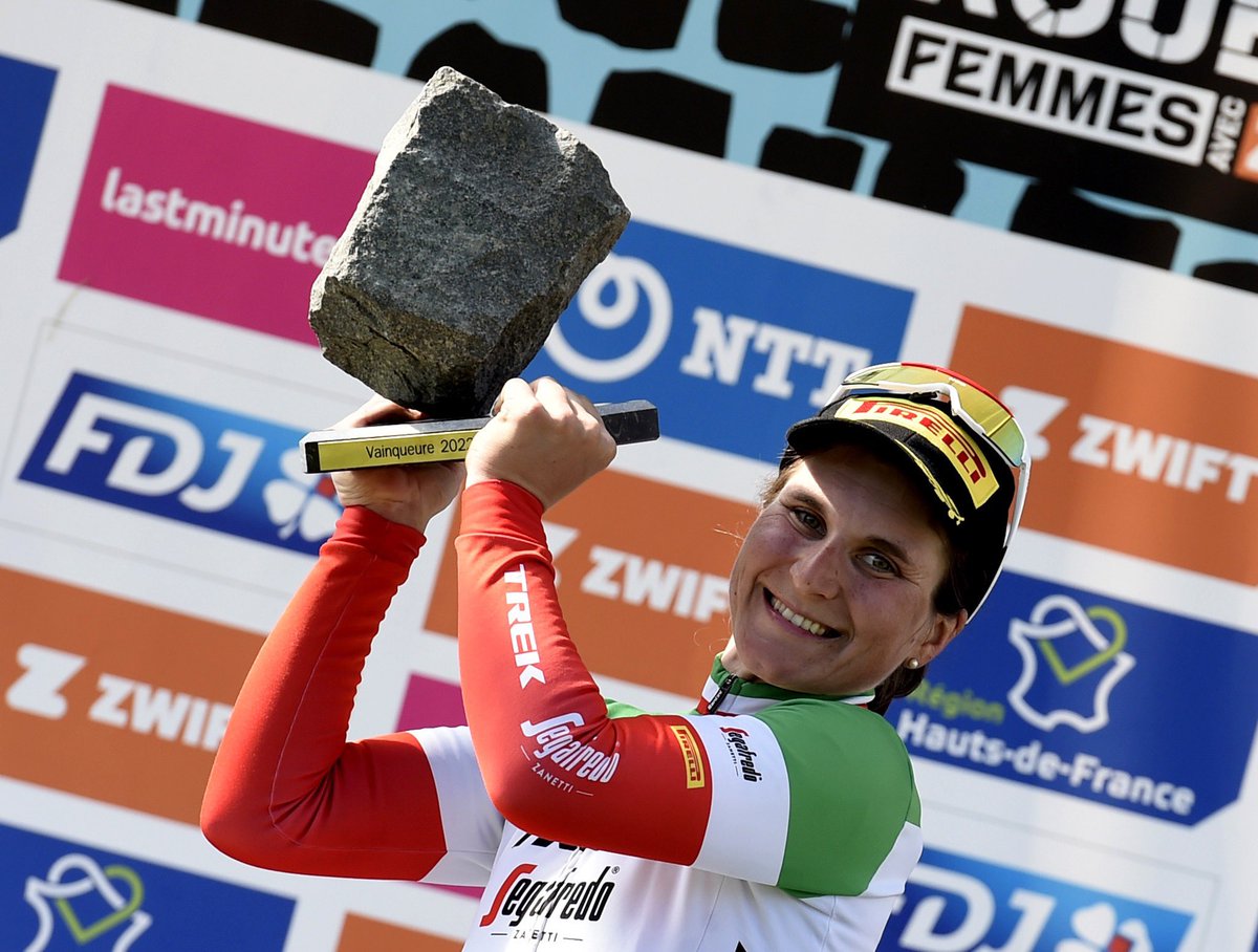 #ParisRoubaixFemmes La joie de la championne <a href="/ElisaLongoB/">Elisa Longo Borghini</a> 🇮🇹 qui soulève le pavé #ParisRoubaix ! 

#GoZwift #hautsdefrance 

Cc <a href="/RoubaixFemmes/">Paris-Roubaix Femmes Hauts-de-France</a> @Paris_Roubaix