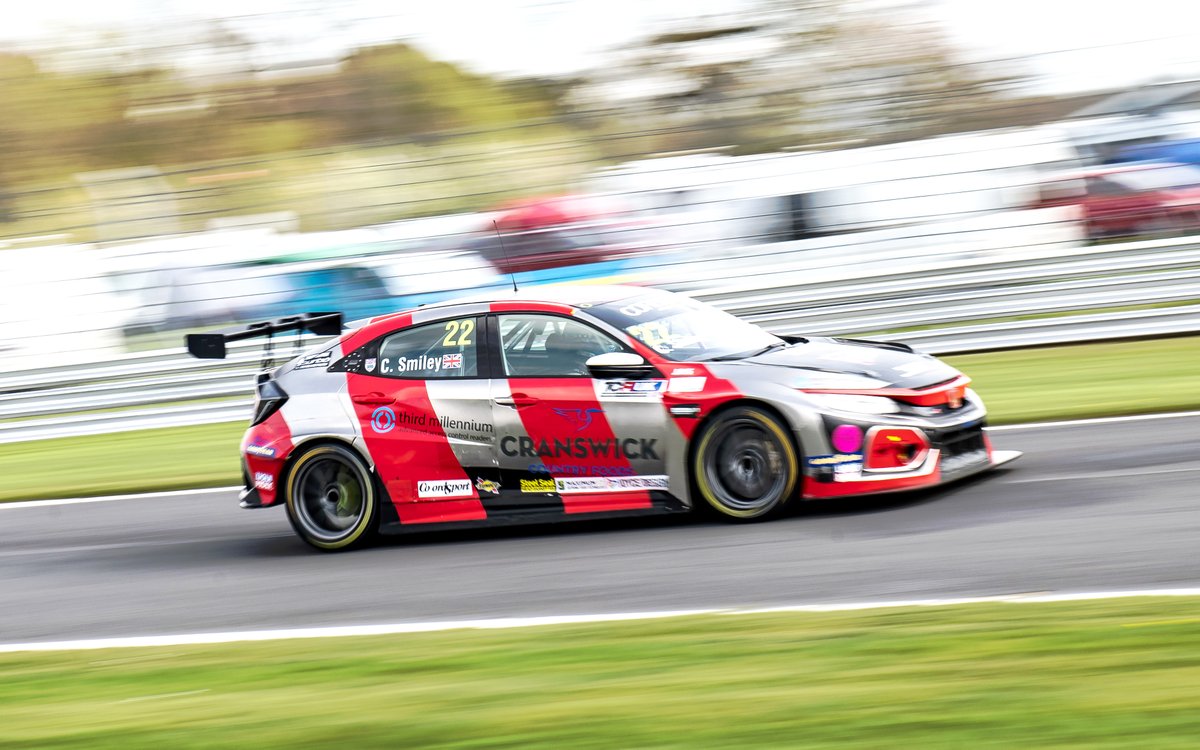 Transmission001's tweet photo. #TCRUK: Chris Smiley restarts his partnership with Bert Taylor and heads straight to pole position at Oulton Park.
Images: @SteveHindle
#ChrisSmiley #RestartRacing #TCR #TypeR #P1 #TouringCar #TourenWagen #PolePosition https://t.co/cTEoRKb8lv