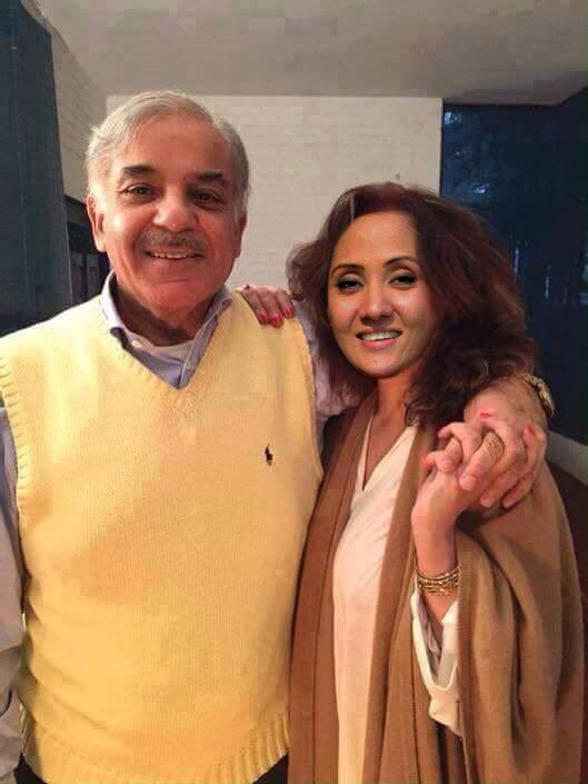 Airdrop_Centre's tweet photo. @AajKamranKhan U said “Azeem Siyasi Jamaat” ? Are you Sure ??
Kuch Bhi Kuch bhi …..
Didn’t they attack SC?
All sharifs on Bail or convicted ?
Koi maro mujy yaa inn Sahafiyo ko … or yaaad aya 🙄🙄
#Garida
#KarachiJalsa
#PunjabAssembly
#اموپورٹڈ_حکومت_نامنظور
#DunyaNews
#Yeh_Bik_Gai_MQM https://t.co/1W3DGxdylA