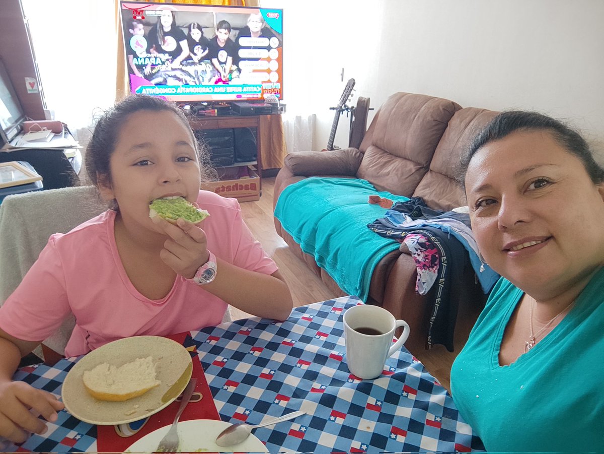 Brenda_Bell16's tweet photo. @BuenFindeEnTVN  motivadas con las paltas de Mauro, en La Vega y celebrando cumple!!!! https://t.co/fvhdlFHGu0