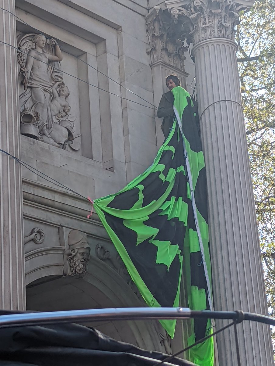 XRCalderdale's tweet photo. #Pinkboat making an appearance in #MarbleArch. #ExtinctionRebellion &amp; looks like Swampy is shimmying up our message #EndFossilFuels #ActNow https://t.co/L8zzmozle2