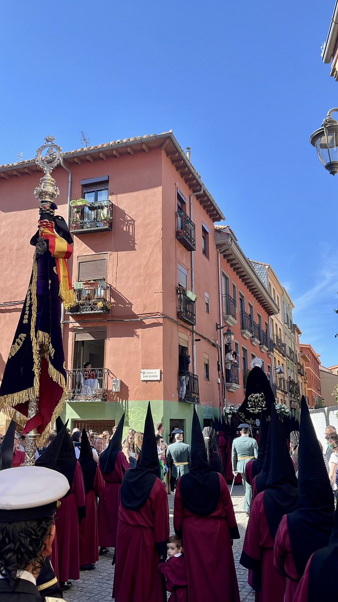 bctvictorialeon's tweet photo. Finalizamos la Semana Santa de nuevo en nuestra ciudad.
Sale María Santísima del Desconsuelo a la calle.
🎼 Marcha Real y Llora María
✝️ @Desenclavo_
📍 #Leonesp
#SSVictoria22 l #SemanaSanta2022 https://t.co/2qeQnnUjNK