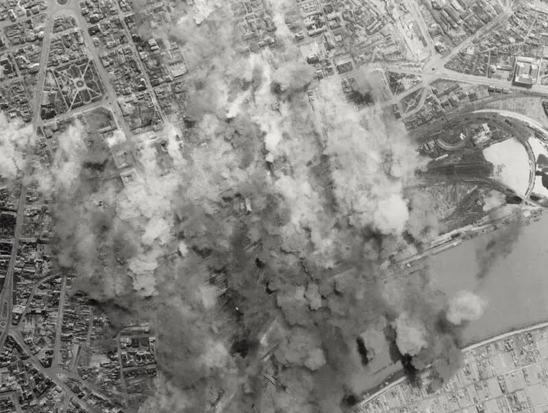 _DeckoZaPrimer_'s tweet photo. Na današnji dan 1944. godine počelo je savezničko bombardovanje Beograda. Beograd je od strane saveznika bio bombardovan od aprila do septembra čak 11 puta, od kojih su najrazornija bila bombardovanja 16. i 17. aprila na Vaskrs. Poginulo je oko 4000 a povređeno 5000 civila https://t.co/SDi0kPeHJX