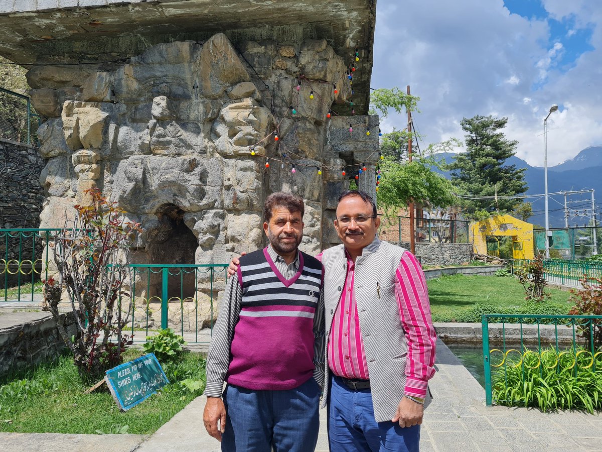 pratapsomvanshi's tweet photo. पहलगाम के ममलेश्वर महादेव में हमें जलाभिषेक को जल दिया,बोले-नंदीजी को प्रणाम करें,बिना इनके शिव की पूजा पूरी नहीं होती,फिर वे मंदिर के लान में नमाज अदा करते नजर आते हैं।एएसआई कर्मचारी गुलाम हसन साहब,12वीं सदी के मंदिर के केयरटेकर  ही नहीं,हजारों साल की हमारी सभ्यता के वाहक भी हैं https://t.co/UampxKhCSk