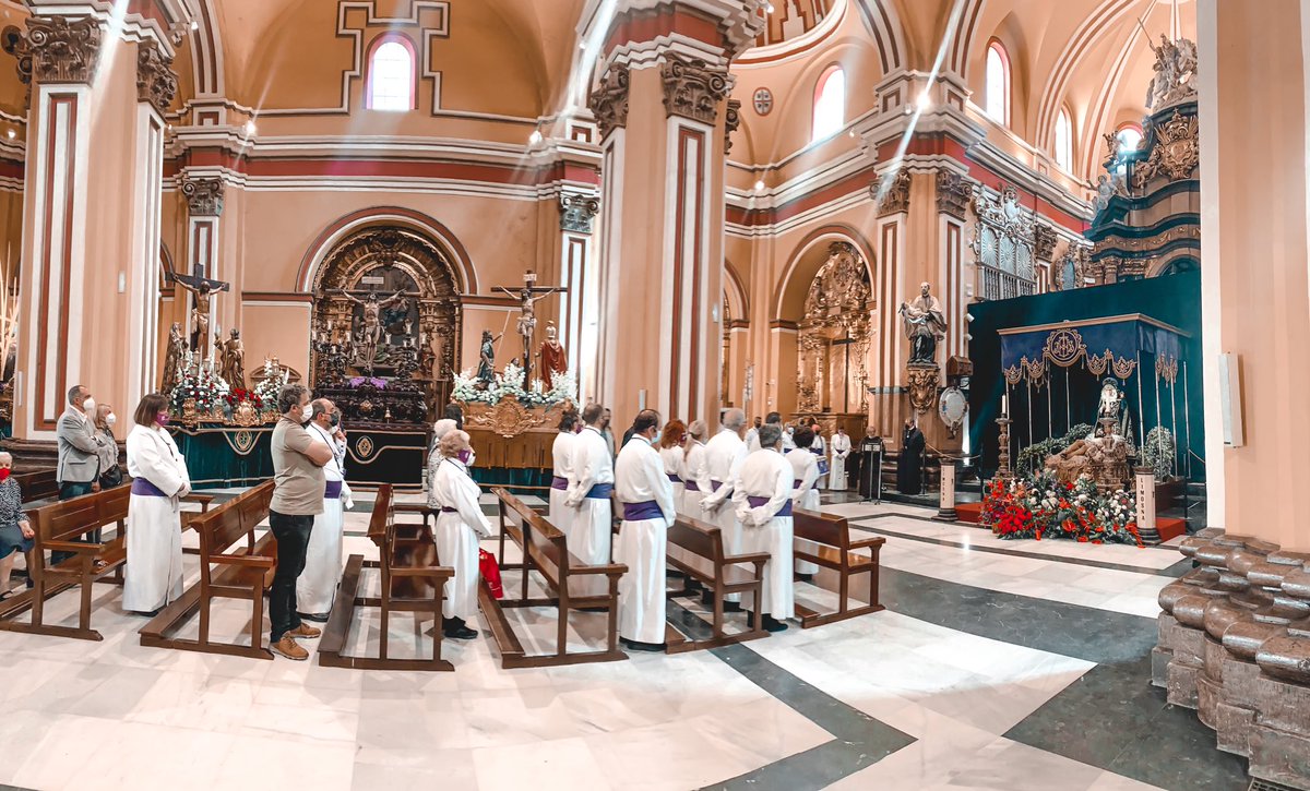 CofraVeronica's tweet photo. Abrazados a tu #SantoSepulcro.

#SemanaSantaZgz https://t.co/TEsnwhBAps