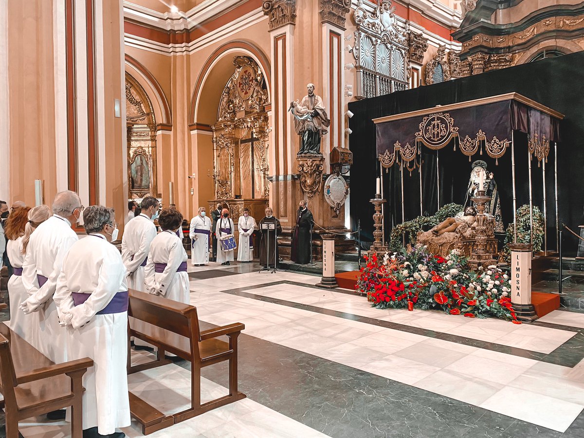 CofraVeronica's tweet photo. Abrazados a tu #SantoSepulcro.

#SemanaSantaZgz https://t.co/TEsnwhBAps