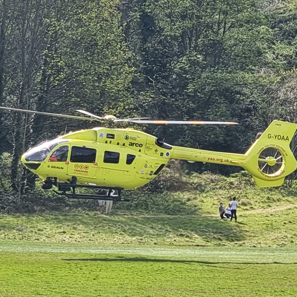 pso_kt's tweet photo. #yorkshireairambulance @YAA_HEMS today #upperthorpe #Sheffield #ponderosa https://t.co/75oI4EOQWd