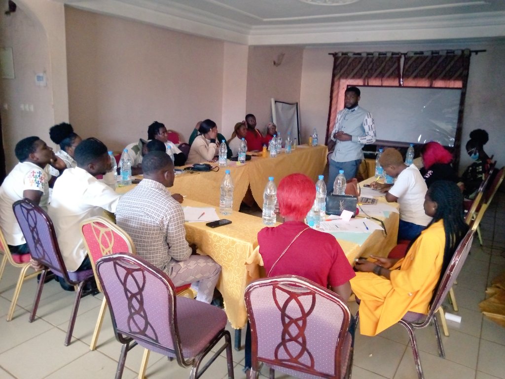 nai_vonna's tweet photo. "If what you do cannot make a difference, make a difference in what you do" @Mbidzenyuy F. President/CEO RADA,
Speaking to New Breed Journalists during a one day workshop at Blue Pearl Hotel Bamenda. The session  was organized by #CommunitySolutionMedia
#Act4Peace
#DoNoHarm https://t.co/c77Yi5y2IO